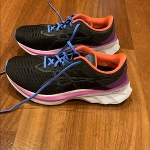 ASICS Women Size 8 NOVABLAST